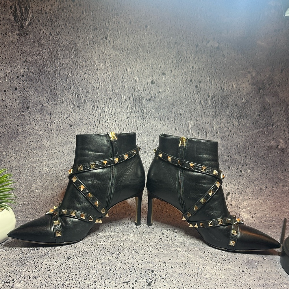 Valentino Garavani Black Rockstud Ankle Boots in rare size 37.5 (Fits US 7) - Picture 3 of 12